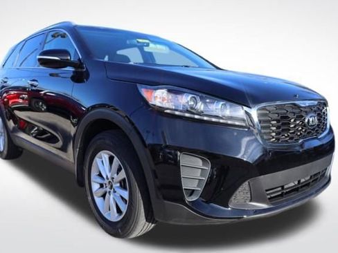 Used 2019 Kia Sorento LX w/ LX Convenience Package image 2