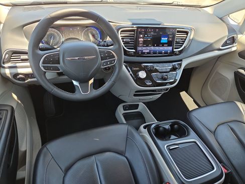 Used 2024 Chrysler Pacifica Touring-L FWD image 11