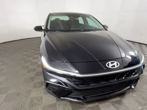 Used 2024 Hyundai Elantra SE FWD image 13
