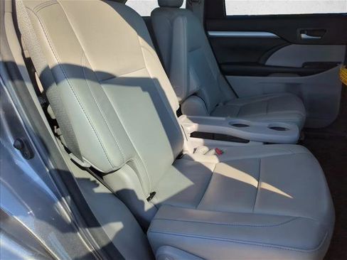 Used 2018 Toyota Highlander XLE image 24