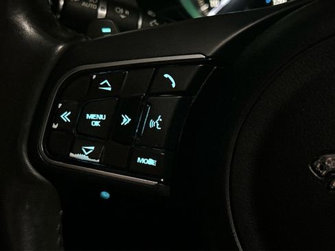 Used 2016 Jaguar XF Premium image 34