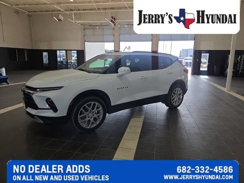 Used 2025 Chevrolet Blazer LT w/ LPO, Black Grille Bar Package FWD image 1