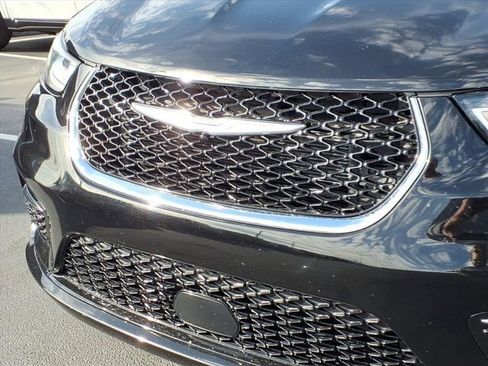 Used 2024 Chrysler Pacifica Touring-L image 33