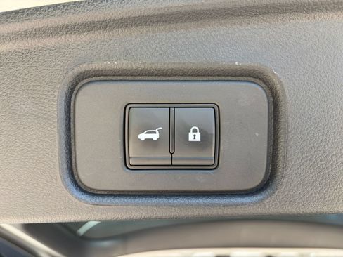 Used 2025 Nissan Pathfinder SV FWD image 23