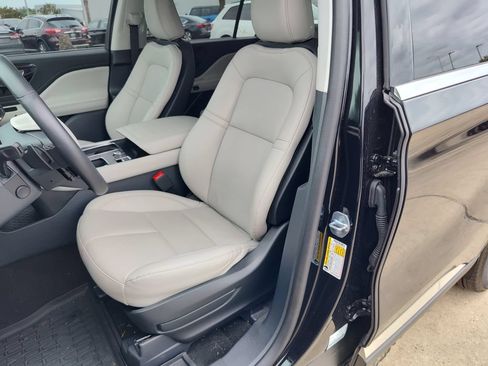 Used 2025 Lincoln Aviator 2WD image 2