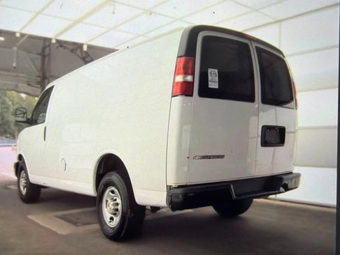 Used 2019 Chevrolet Express 2500 RWD image 2