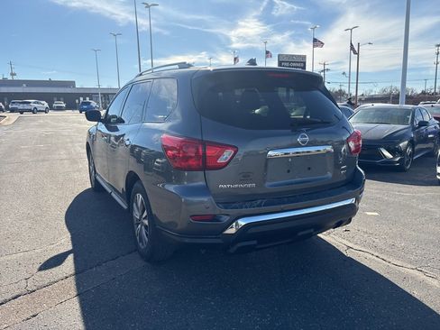 Used 2019 Nissan Pathfinder SV image 4
