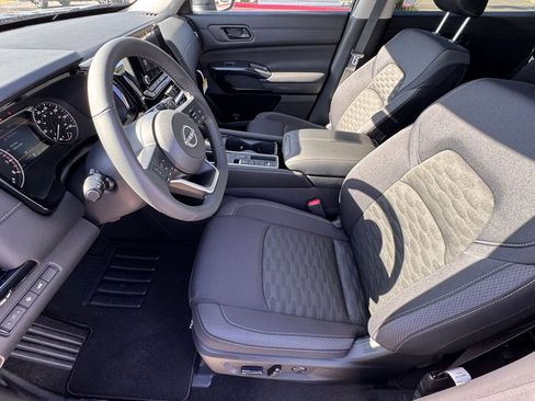New 2025 Nissan Pathfinder SV image 9