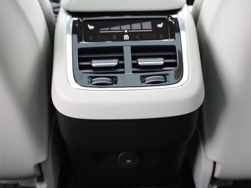 New 2026 Volvo XC60 B5 Ultra w/ Climate Package image 31