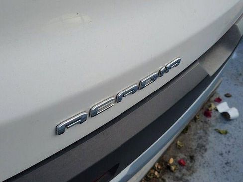 Used 2023 GMC Acadia SLT image 5