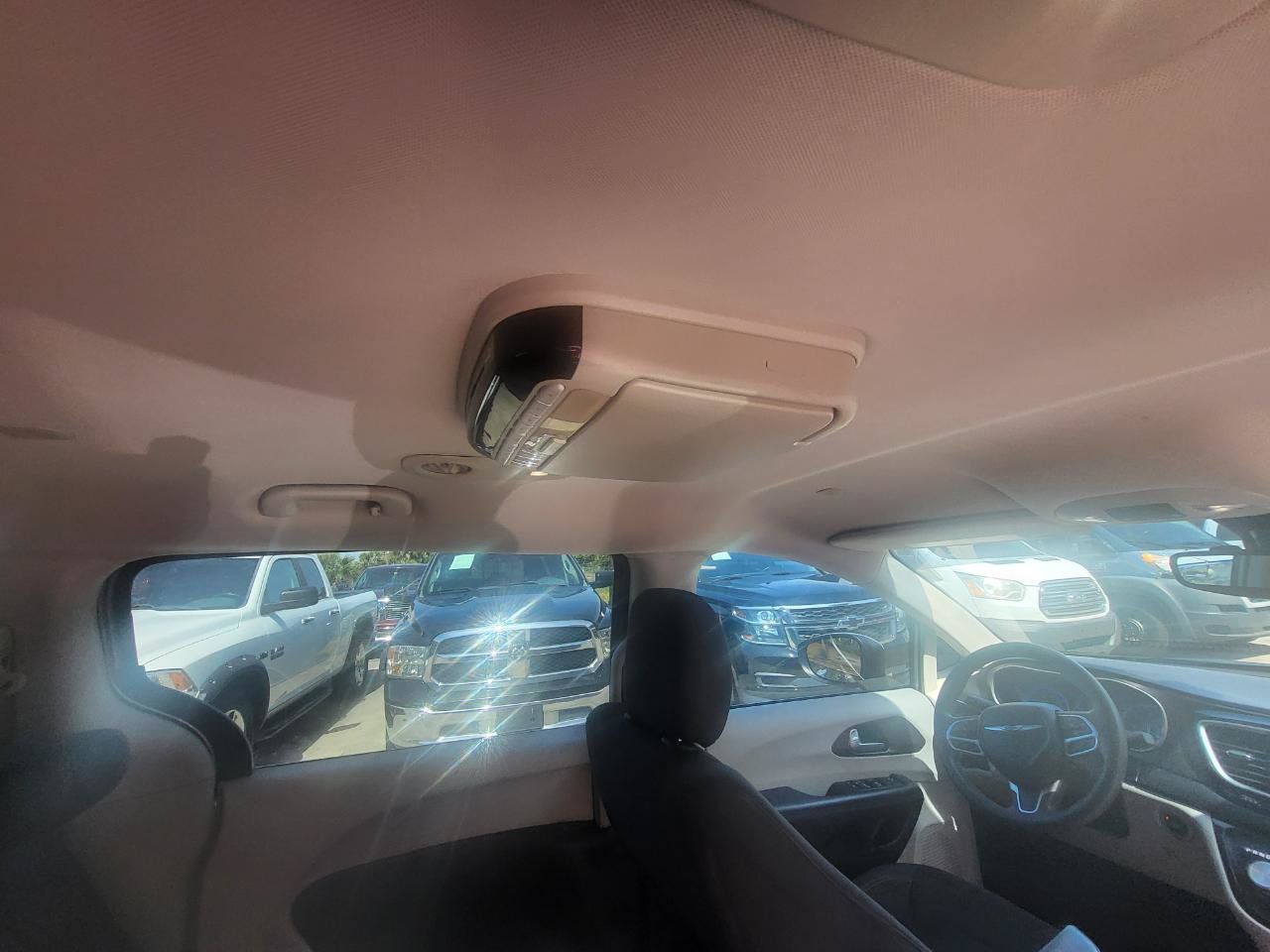 Used 2017 Chrysler Pacifica Touring w/ Tire & Wheel Group FWD image 21