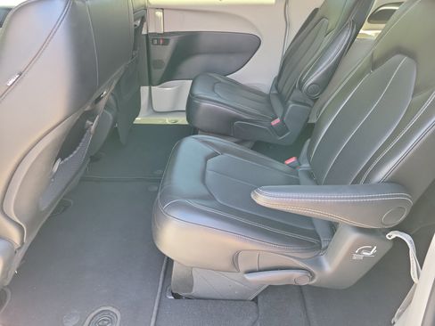Used 2024 Chrysler Pacifica Touring-L FWD image 8