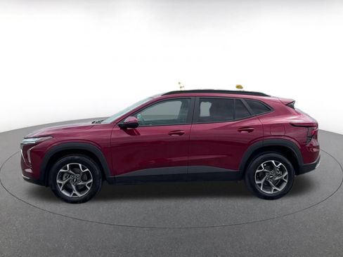 Used 2025 Chevrolet Trax LT FWD image 9