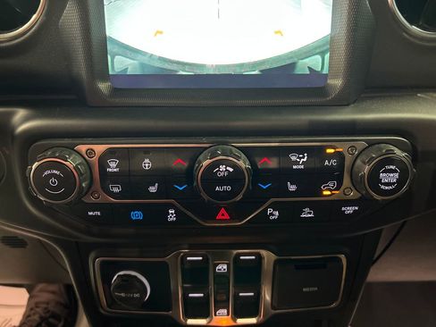 Used 2022 Jeep Wrangler Unlimited Sahara w/ Cold Weather Group image 19