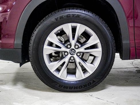 Used 2016 Toyota Highlander Plus FWD image 17