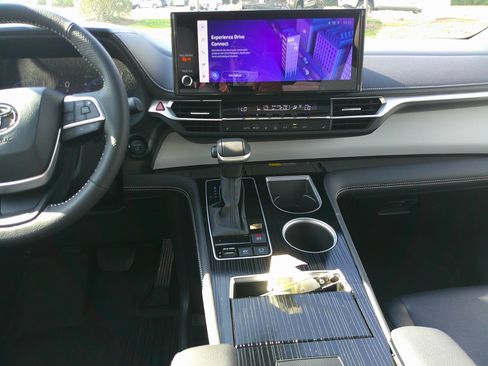 Used 2025 Toyota Sienna XSE image 33