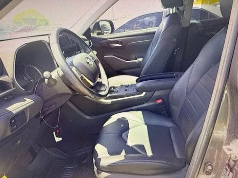 Used 2023 Toyota Highlander XLE FWD image 6