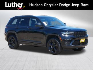 Used 2024 Jeep Grand Cherokee Limited w/ Black Appearance Package AWD/4WD video 1