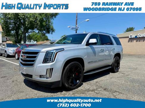 Used 2018 Cadillac Escalade Luxury AWD/4WD image 3