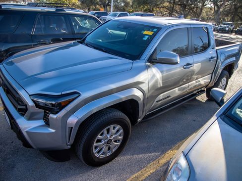 Certified 2025 Toyota Tacoma SR5 image 3