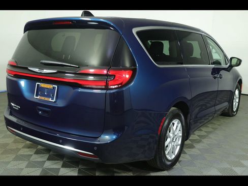 Used 2023 Chrysler Pacifica Touring-L image 7