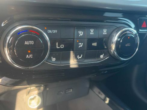 Used 2025 Chevrolet Trax LT w/ LT Convenience Package FWD image 21