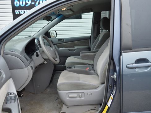 Used 2009 Toyota Sienna LE image 10