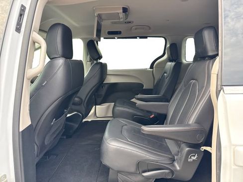 Used 2018 Chrysler Pacifica Touring-L FWD image 11
