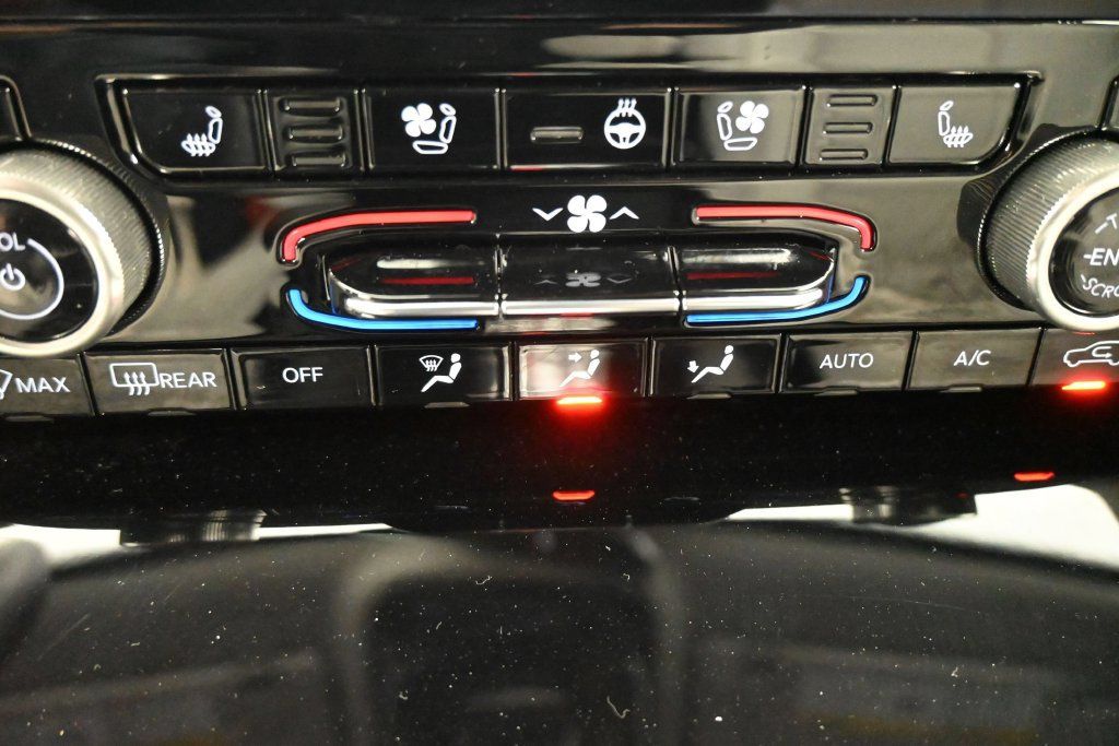 Used 2022 Jeep Grand Cherokee Overland w/ Luxury Tech Group IV RWD image 21