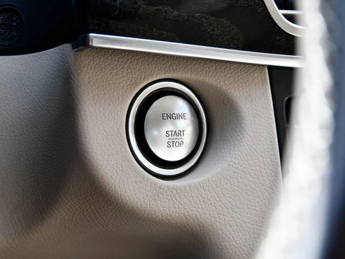 Used 2016 Mercedes-Benz E 350 4MATIC Sedan image 27