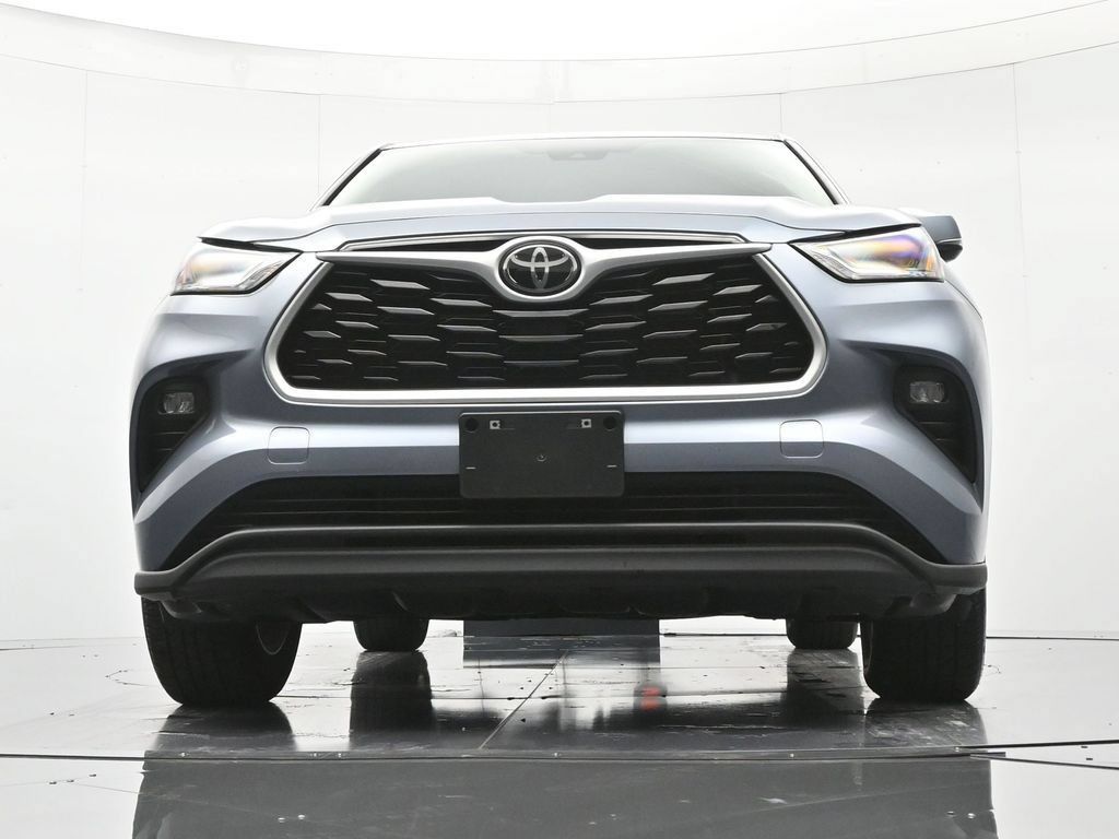 Used 2023 Toyota Highlander LE AWD/4WD image 37