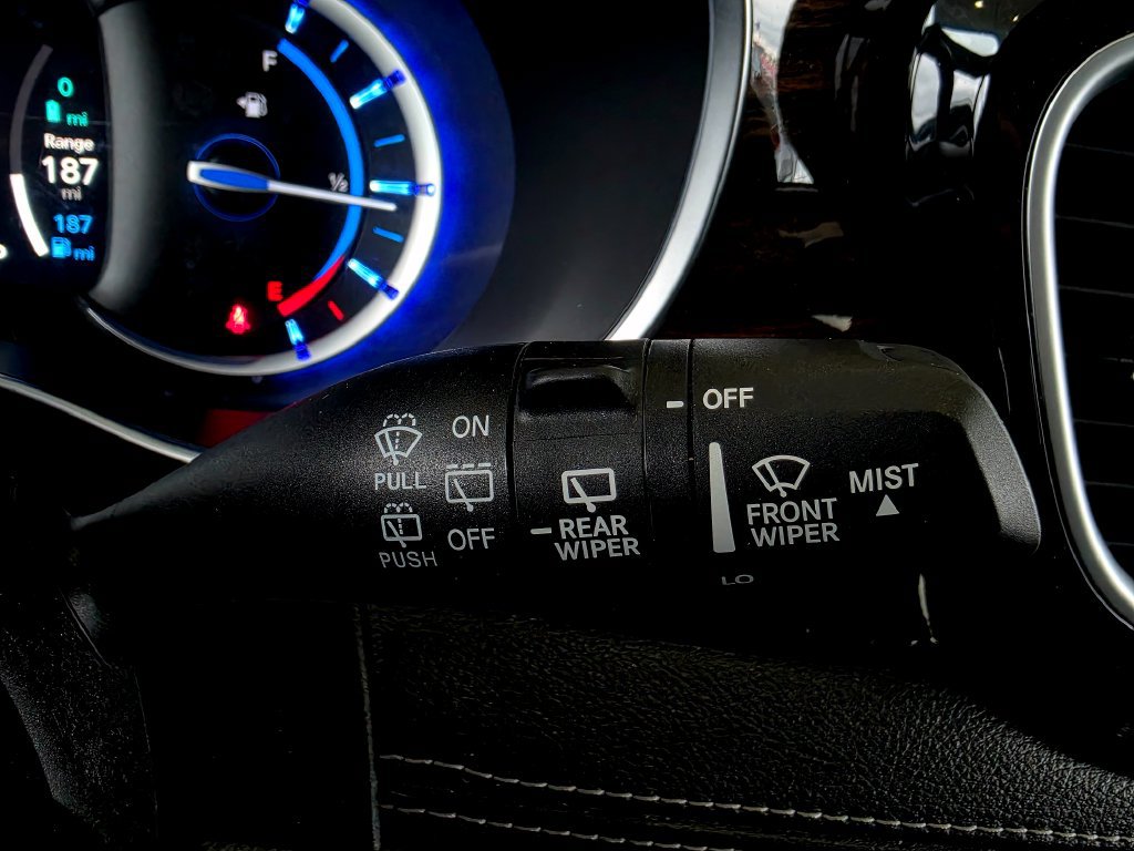 Used 2023 Chrysler Pacifica Limited FWD image 32