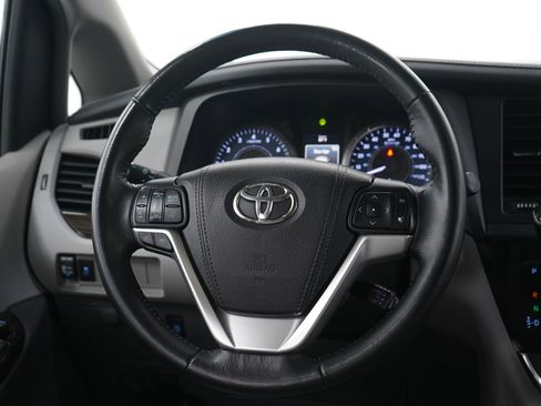 Used 2015 Toyota Sienna XLE image 17