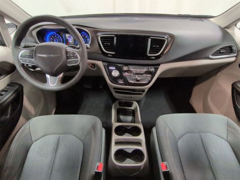 Certified 2017 Chrysler Pacifica Touring w/ Tire & Wheel Group image 15