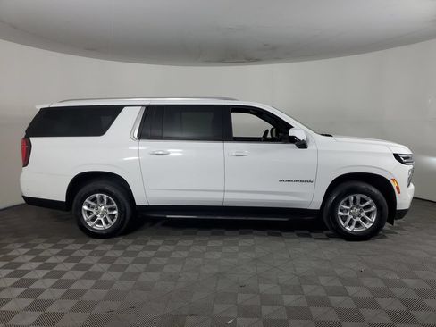 Used 2025 Chevrolet Suburban LT RWD image 3