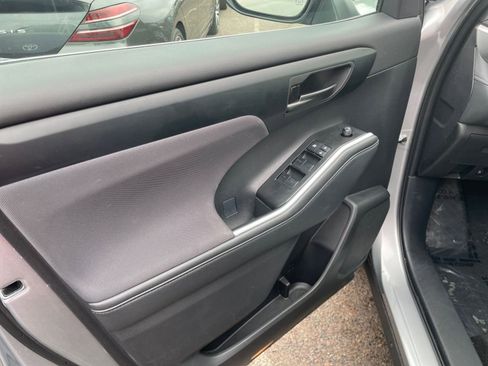 Used 2025 Toyota Highlander LE image 18