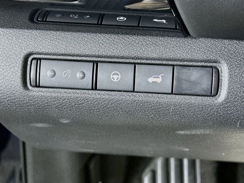 Used 2025 Nissan Pathfinder SV AWD/4WD image 17