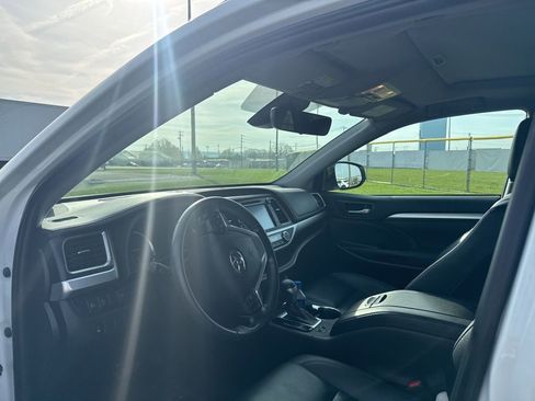 Used 2019 Toyota Highlander XLE image 10