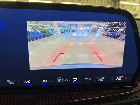 Used 2025 Chevrolet Traverse Z71 image 12