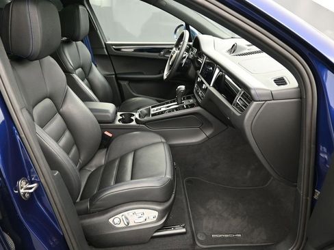 Certified 2025 Porsche Macan AWD/4WD image 29