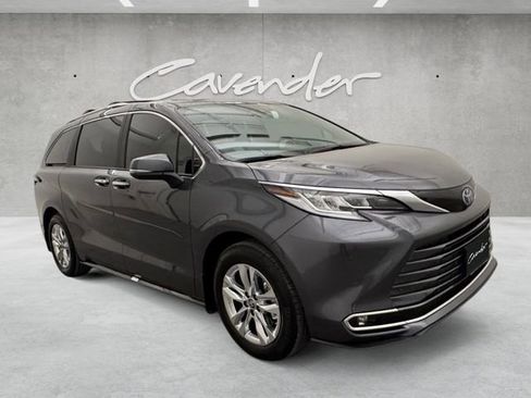 Used 2025 Toyota Sienna Limited image 2