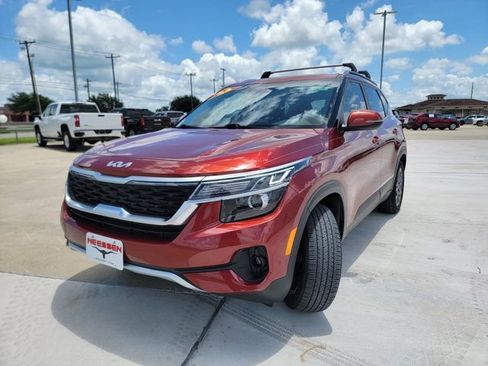 Used 2023 Kia Seltos S w/ Navigation Package FWD image 3