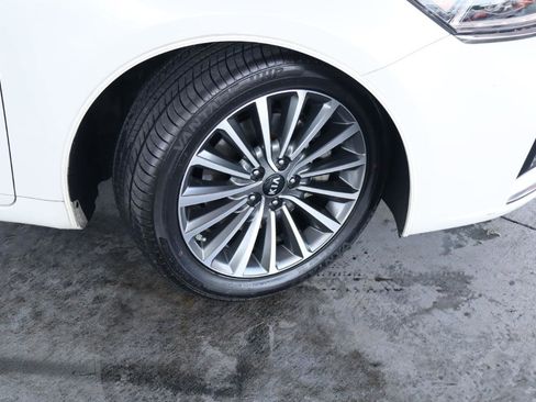 Used 2017 Kia Cadenza Premium w/ Luxury Package FWD image 3