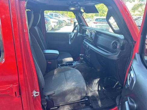 Used 2025 Jeep Wrangler Unlimited Rubicon w/ Convenience Group AWD/4WD image 14