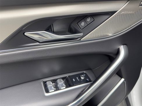 Used 2024 Jaguar F-PACE R-Dynamic S image 31