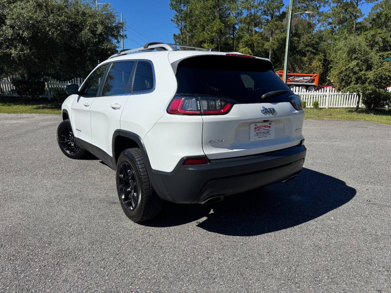 Used 2019 Jeep Cherokee Latitude Plus w/ Cold Weather Group AWD/4WD image 32