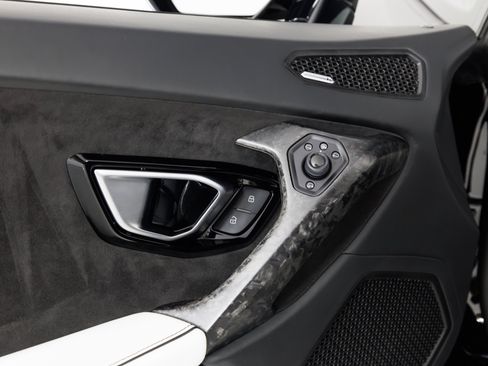 Used 2021 Lamborghini Huracan EVO RWD image 35