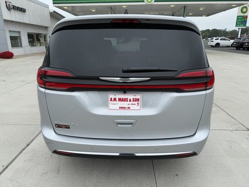 Used 2026 Chrysler Pacifica Select FWD image 6