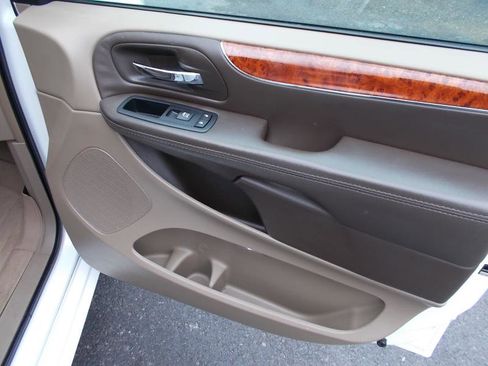 Used 2016 Chrysler Town & Country Touring image 22