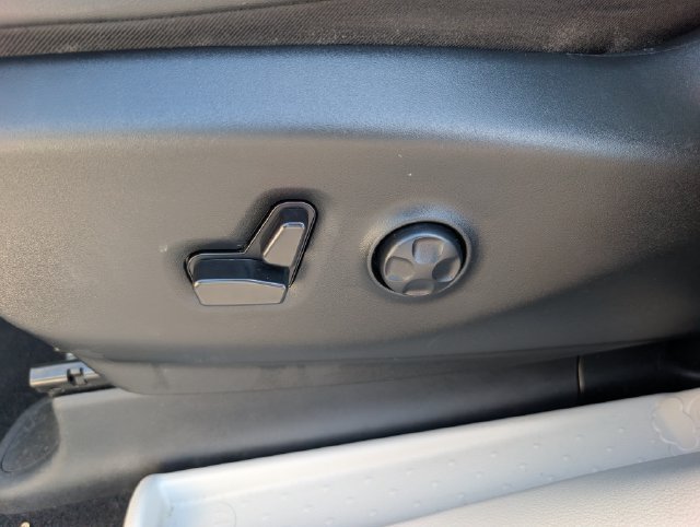 Used 2024 Chrysler Pacifica Touring-L FWD image 16